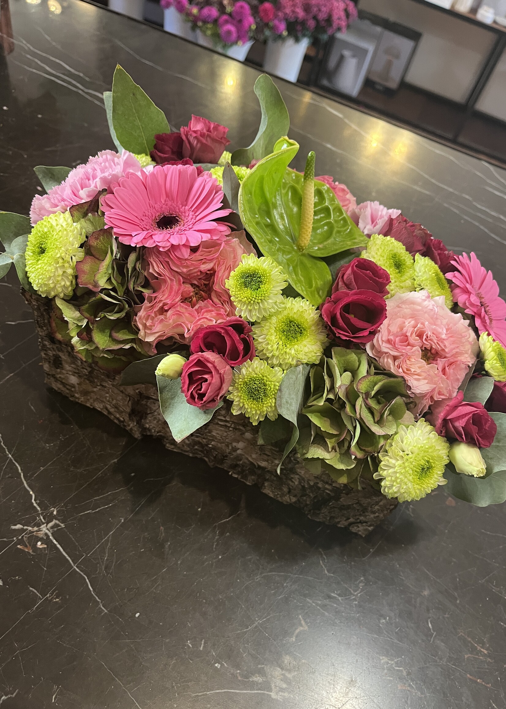 Bloemstuk in berkbakje rechthoekig 24 - 14 cm