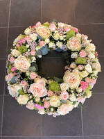 Rouwkrans rose tinten diameter 40 cm
