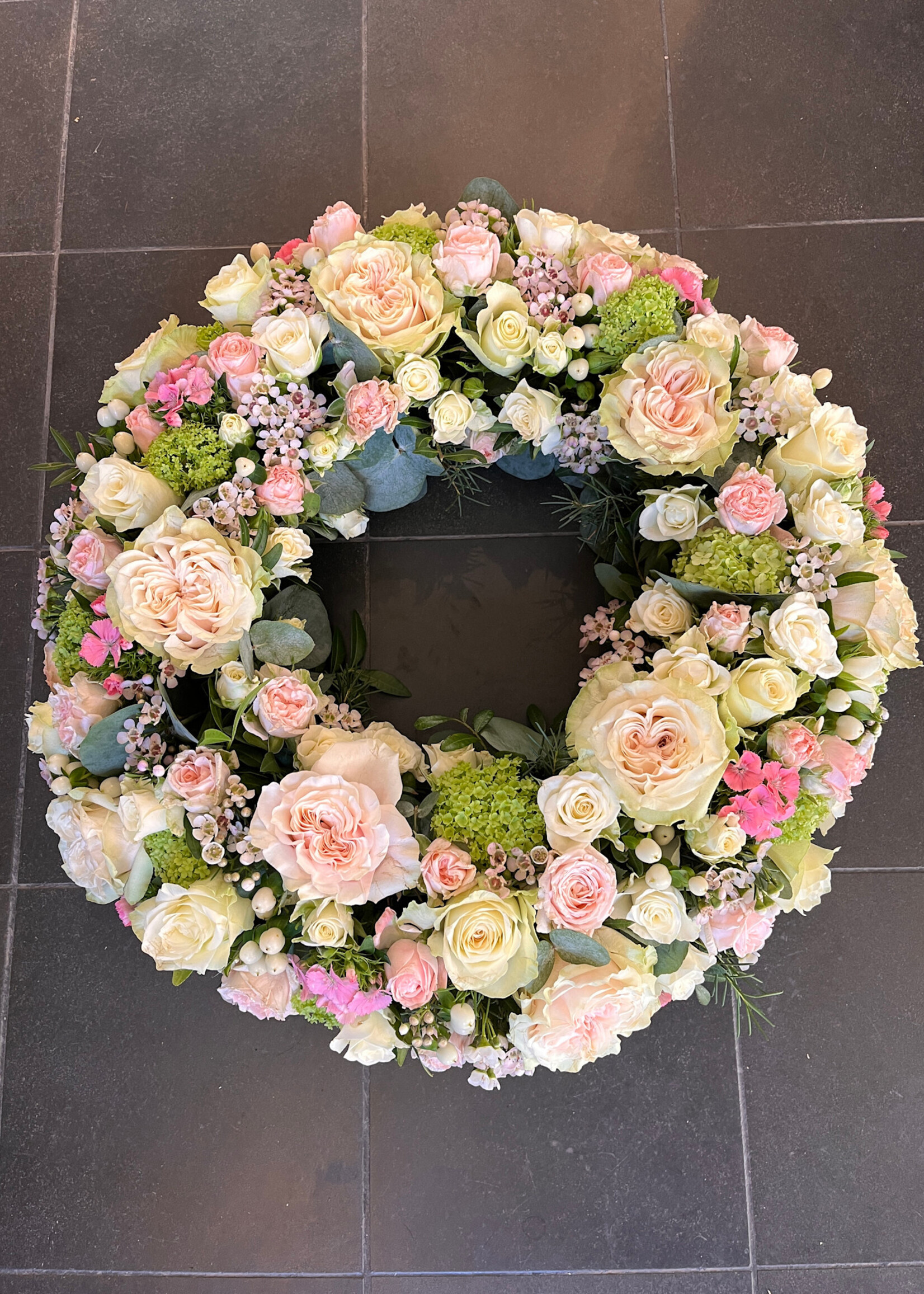 Rouwkrans rose tinten diameter 40 cm