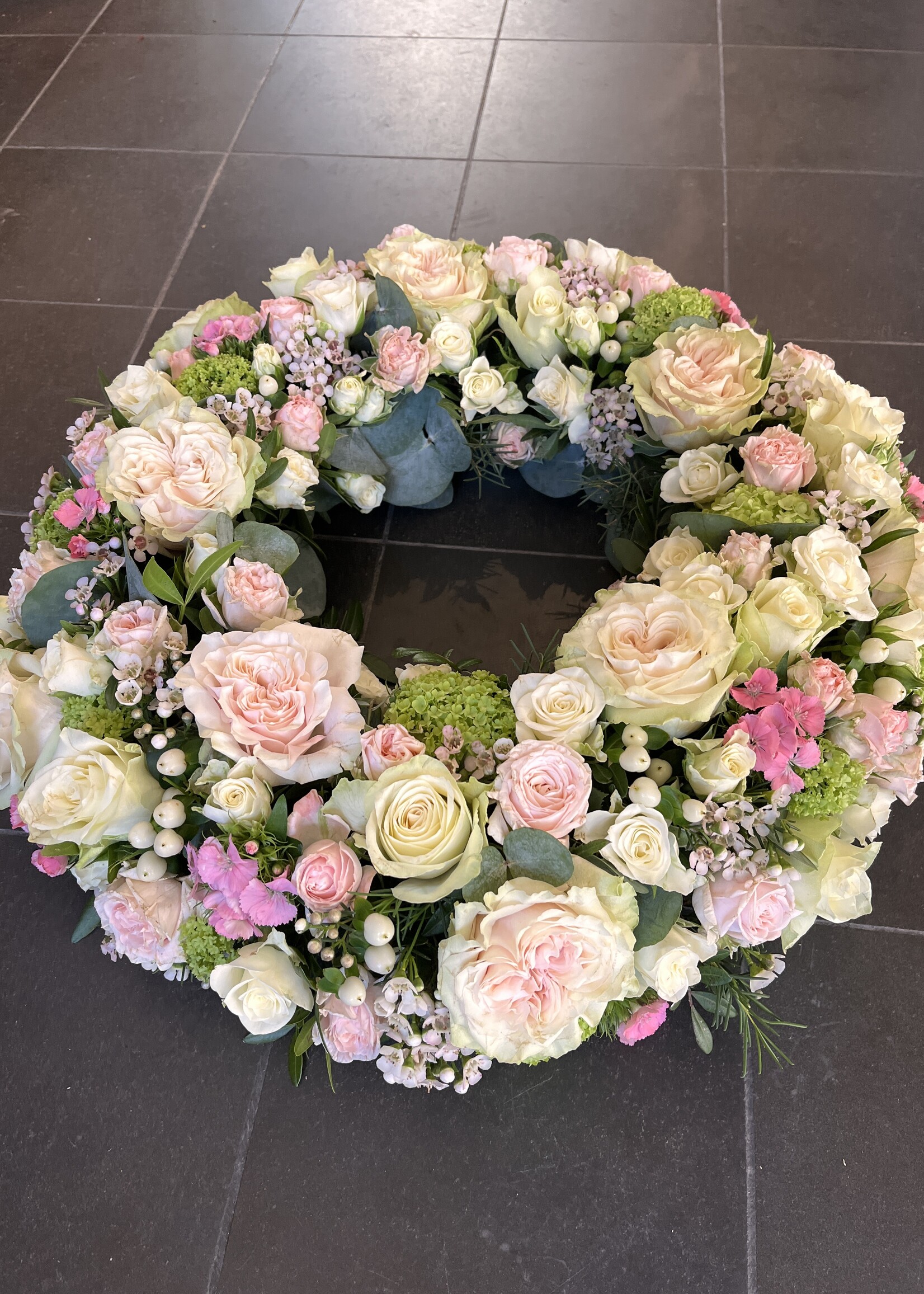 Rouwkrans rose tinten diameter 40 cm