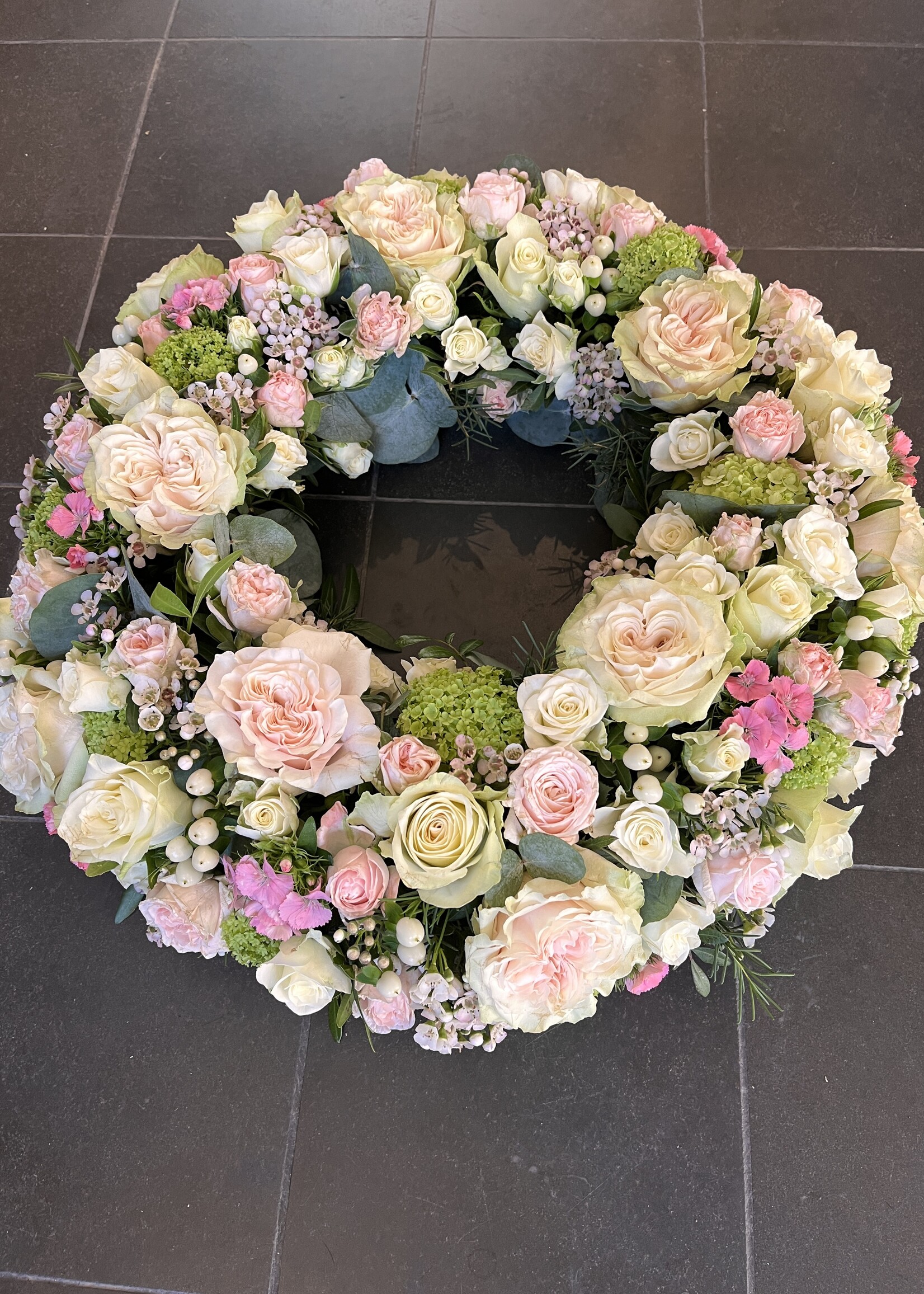 Rouwkrans rose tinten diameter 40 cm