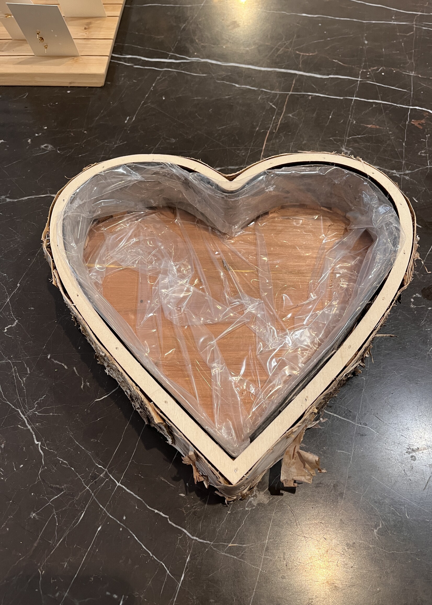 Bloemstuk in NATURE BIRCH PLANTER HEART groot 28X28X6CM