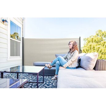 Extendable sun/ wind screen