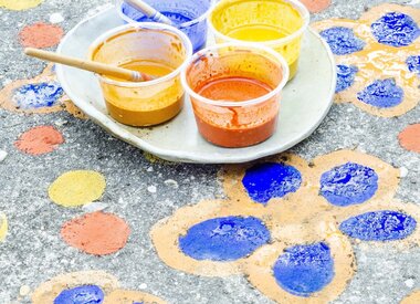 Recept: Natuurlijke & Kleurrijke Stoepkrijtverf