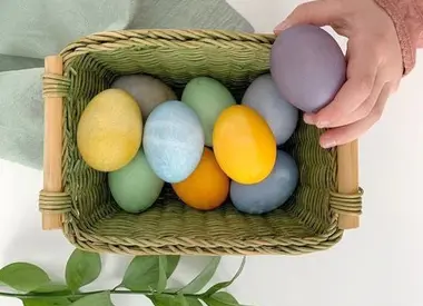 Waarom en hoe je natuurlijke eierverf gebruikt