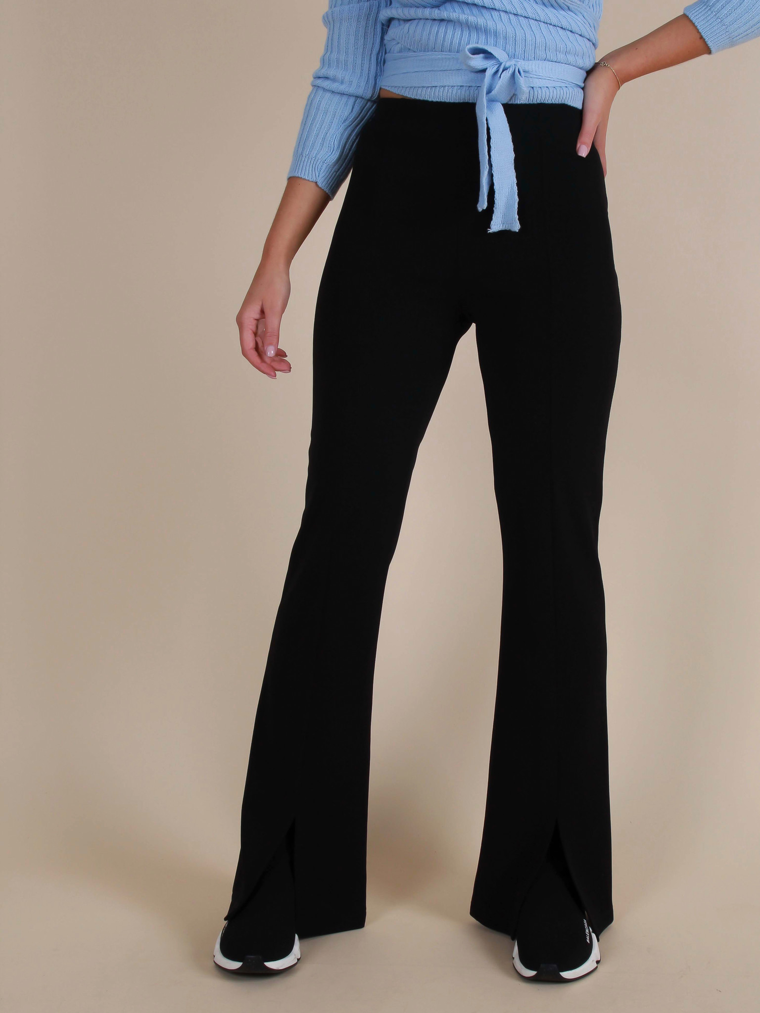 flared pants met split