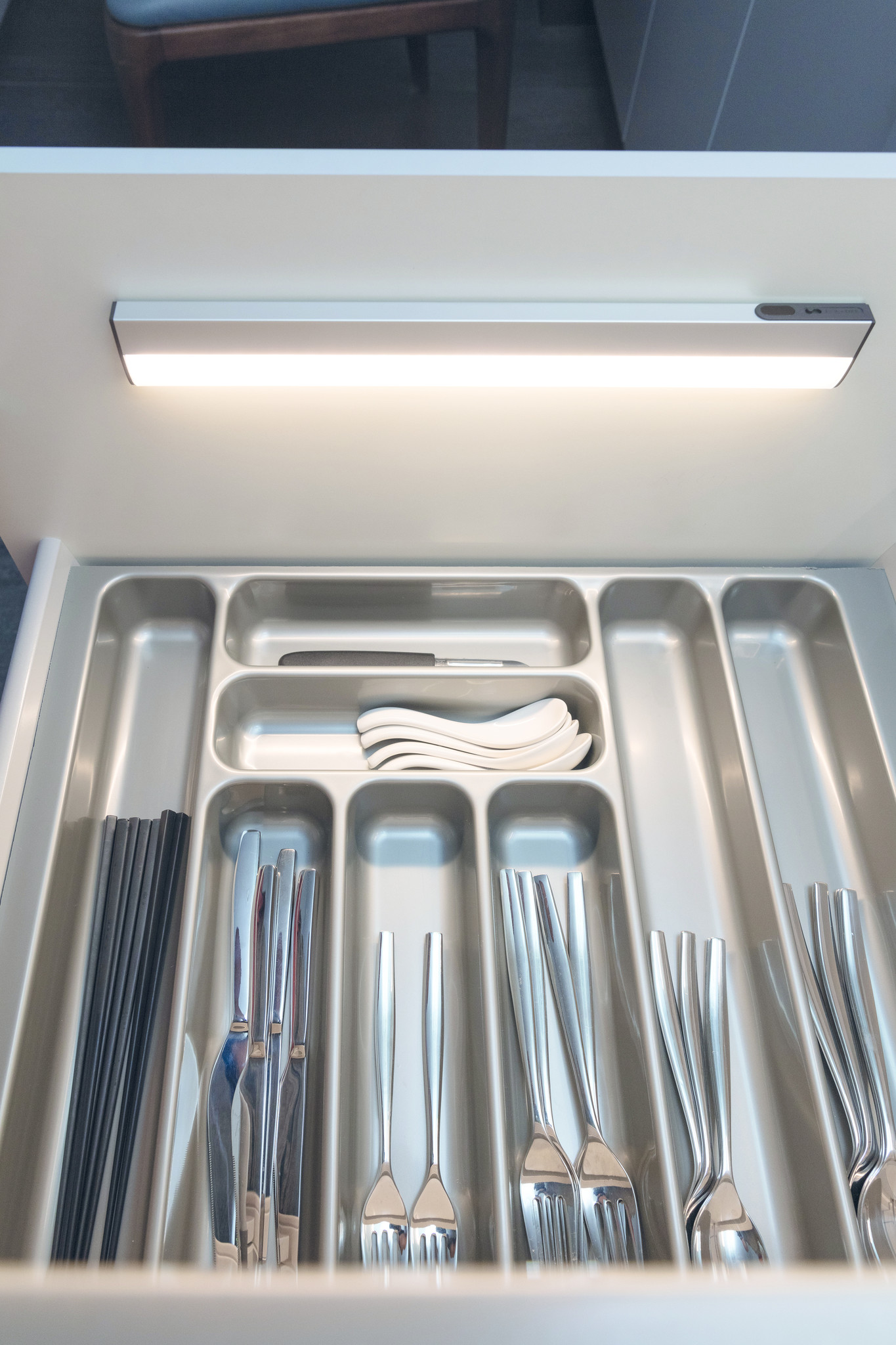Sensorlux LED Kastverlichting - 261mm - 100 lm- 3000K Warm Wit - IR Hand/Door Sensor - Dimbaar - USB 5v Batterij Oplaadbaar, foto 5 van 6