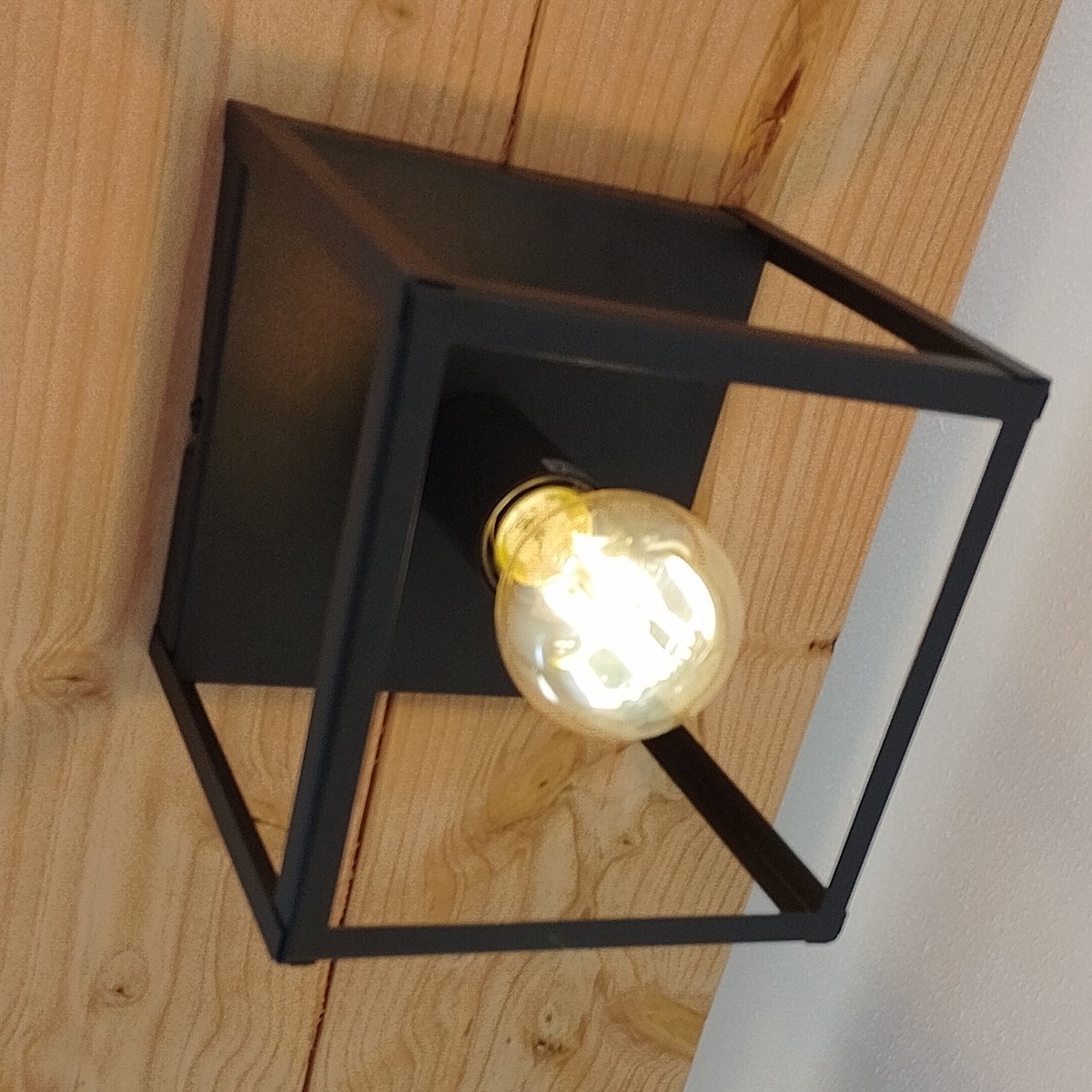 Industriële Plafondlamp Zwart | 16x16cm | Incl. Lichtbron E27 - 4w - 2400K - Dimbaar | Retro | Vintage | Metaal, foto 4 van 6