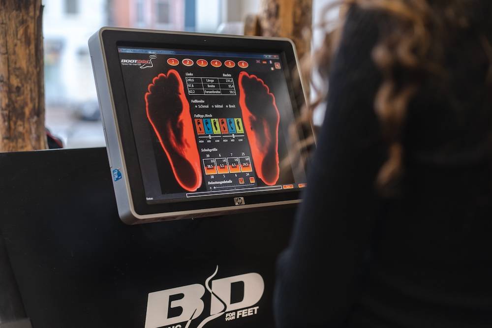 AANMETEN VAN SKI EN SNOWBOARDSCHOENEN IS WEER BEGONNEN.