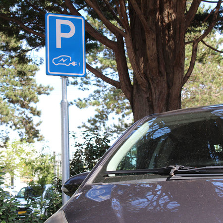 Verkeersbord/ Parkeerbord Elektrische Auto op Paal