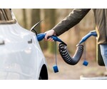 Laadkabel elektrische auto over stoep