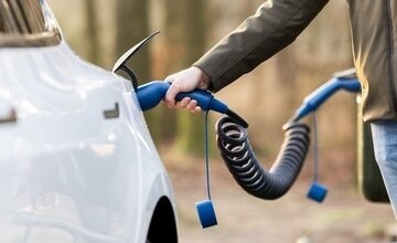 Hoe snel laadt uw auto thuis en welke rol speelt de laadkabel?