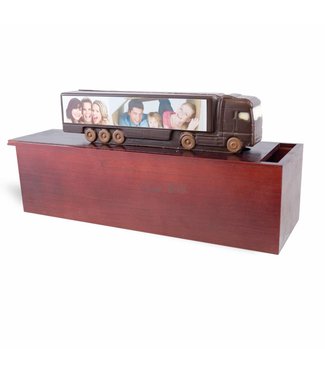 Chocolade vrachtauto met garage met foto