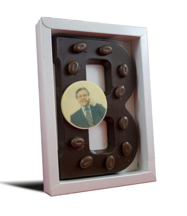 Chocolade letter gedecoreerd met foto