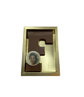 Chocolade letter F met foto of logo
