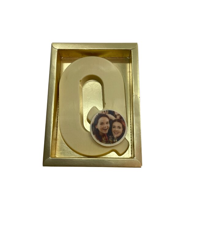 Chocolade letter Q met foto of logo