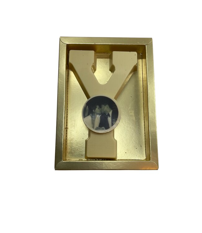 Chocolade letter Y met foto of logo