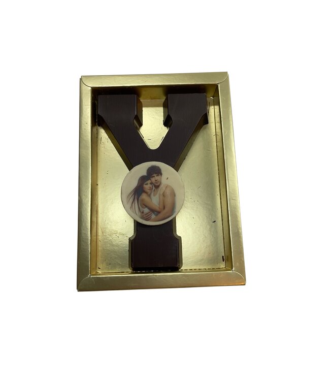 Chocolade letter Y met foto of logo