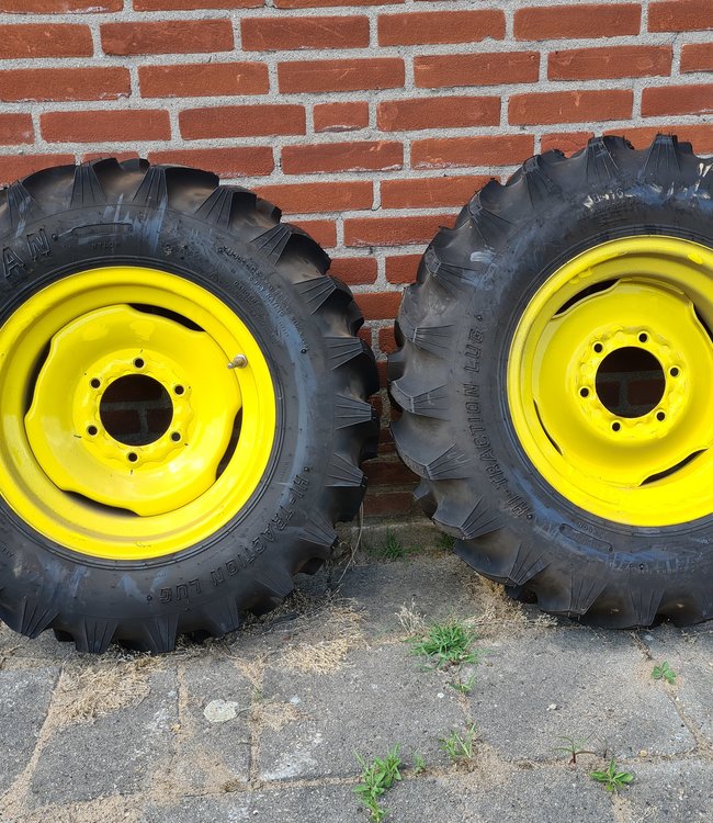 John Deere trekker banden set compleet met velgen.