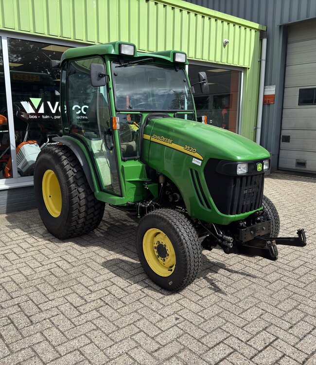 John Deere 3520