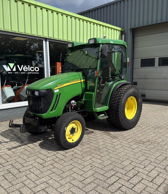 John Deere 3520