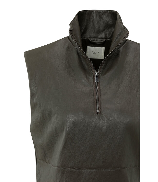 Yaya 01-029005-510 Mouwloze top van imitatieleer