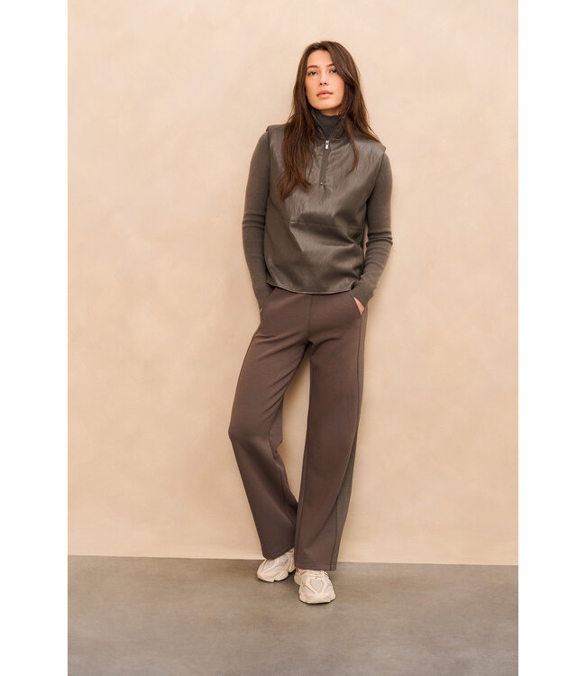 Yaya 01-029005-510 Mouwloze top van imitatieleer