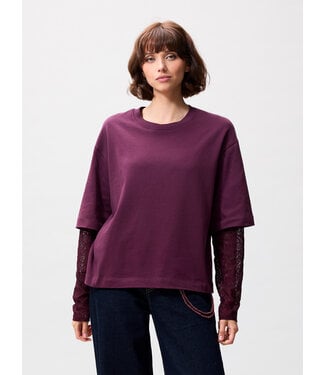 Catwalk Junkie Tshirt with lace sleeves