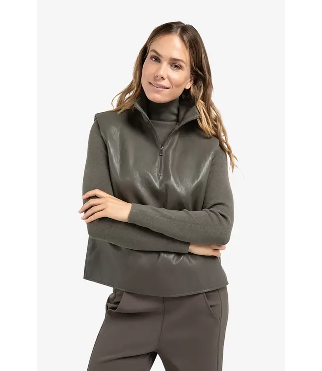 Yaya 01-029005-510 Mouwloze top van imitatieleer