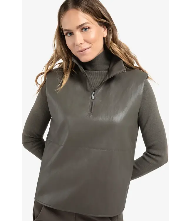 Yaya 01-029005-510 Mouwloze top van imitatieleer