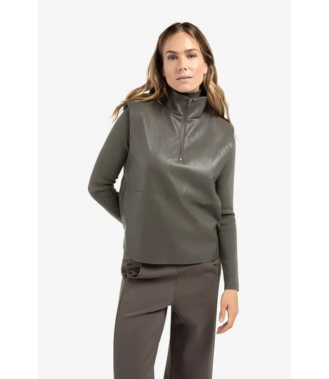 Yaya 01-029005-510 Mouwloze top van imitatieleer