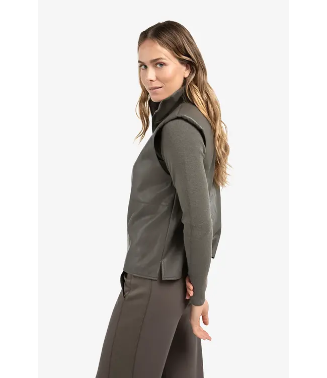 Yaya 01-029005-510 Mouwloze top van imitatieleer