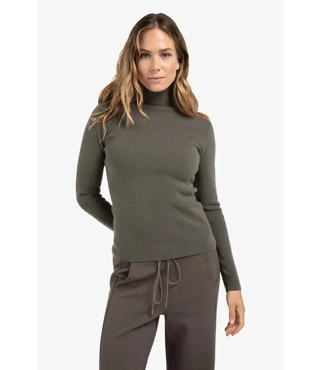 Yaya 01-000517-510 Fijne ribtrui met col