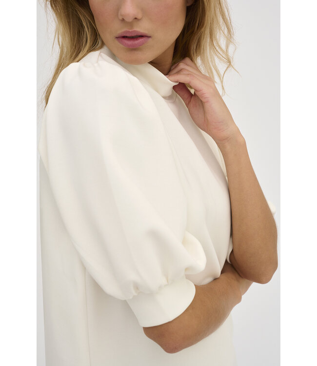 My Essential Wardrobe 10703704 21 The puff blouse
