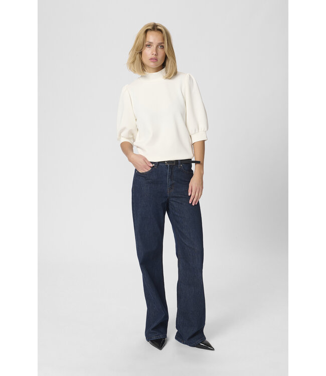 My Essential Wardrobe 10703704 21 The puff blouse