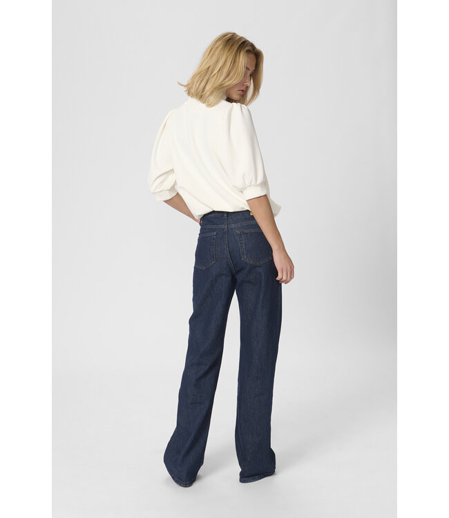 My Essential Wardrobe 10703704 21 The puff blouse