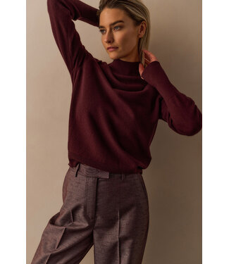 Yaya Trui met opengewerkte halslijn