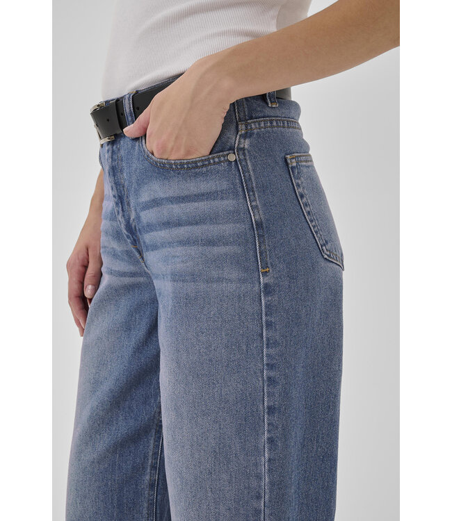 My Essential Wardrobe 10704222 05 The Louis jeans