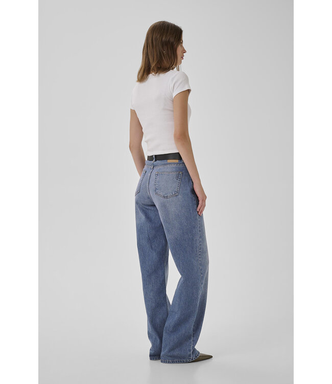 My Essential Wardrobe 10704222 05 The Louis jeans