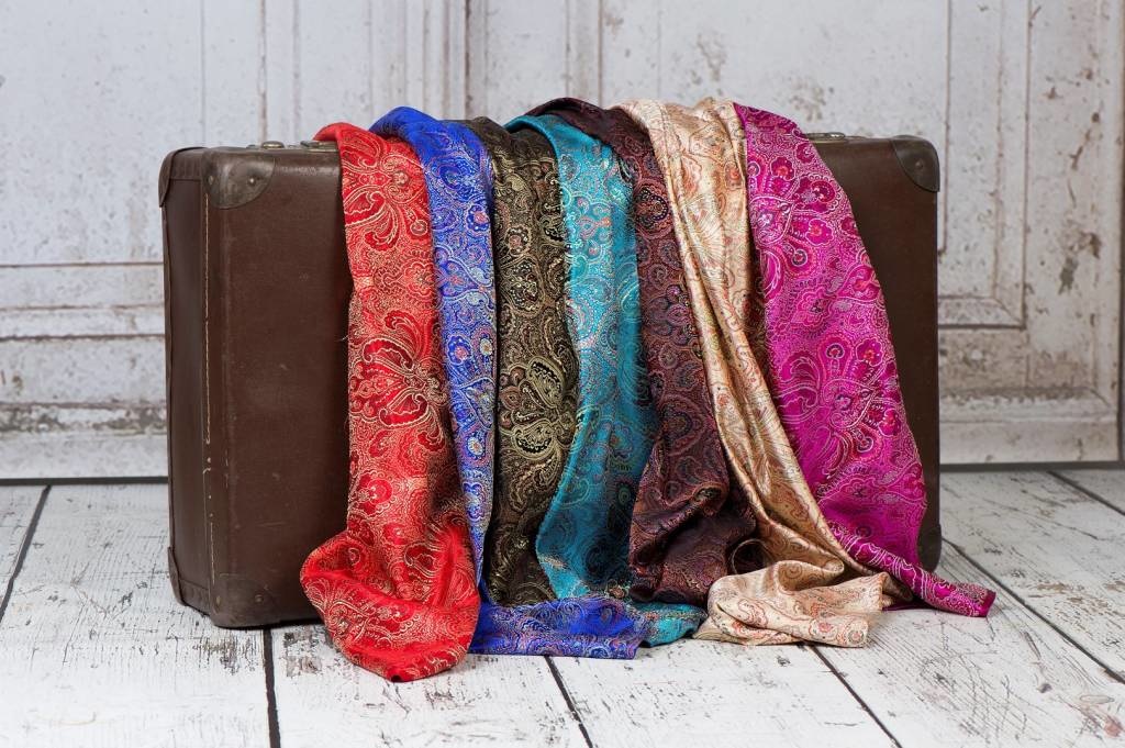 Brokaat stof, fancy paisley turquoise gekleurd