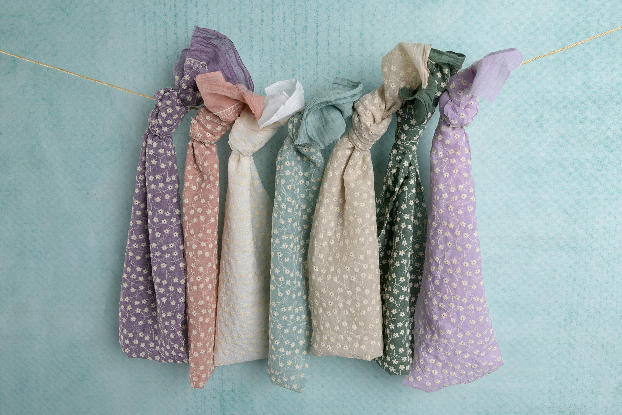Embroidery katoen voile bloemen lichtblauw