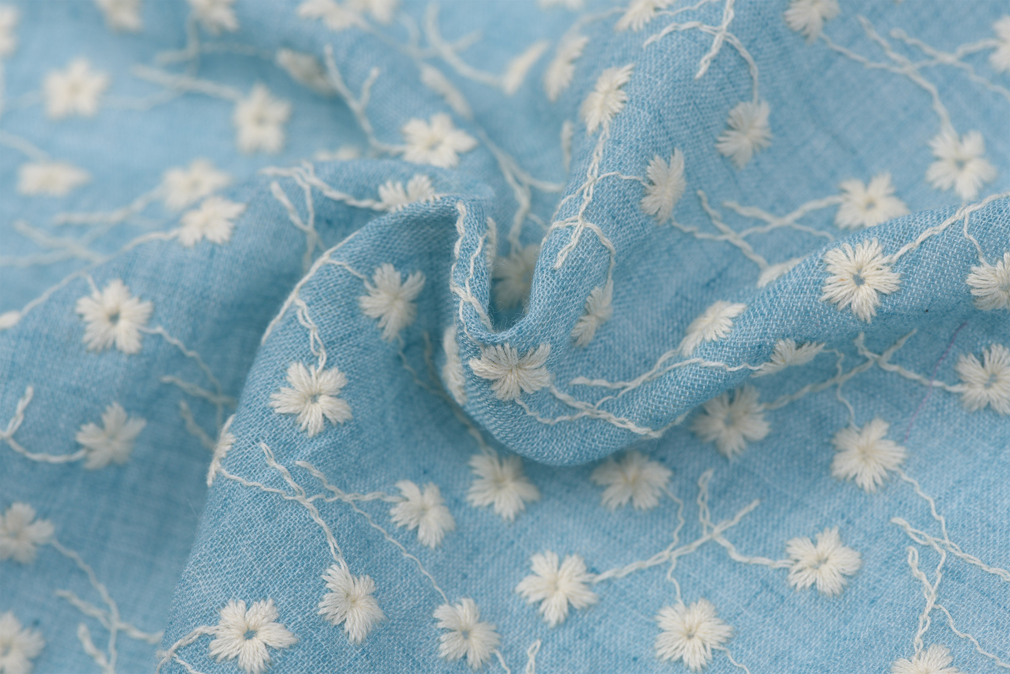 Embroidery katoen voile bloemen lichtblauw