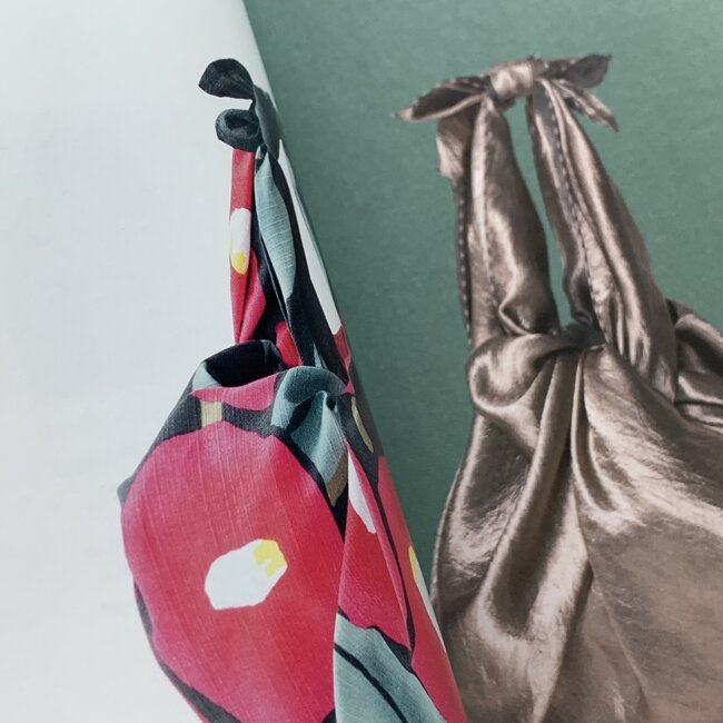 The Furoshiki Handbook/ Bilingual