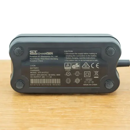 fiets acculader 42V 2A met 5,5 x 2,1 mm pin