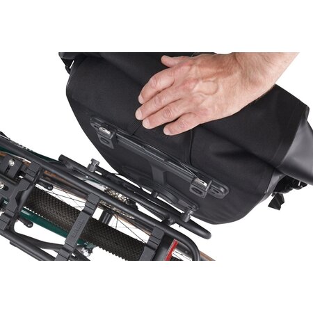 Basil Enkele Fietstas Navigator Waterproof M MIK Studs 14L Zwart - Waterdicht