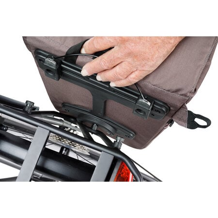 Basil Enkele Fietstas Move MIK Studs 15L Bruin