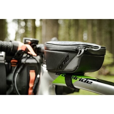 ONE Bikeparts Bovenbuistas 50 Zwart - 0,7L met smartphone venster