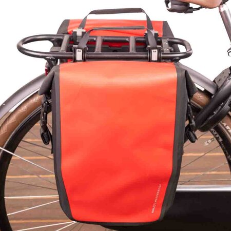 AGU Enkele fietstas Shelter Clean Medium 32L Rood  CG - Set van twee tassen
