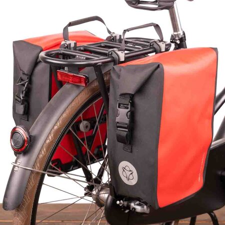 AGU Enkele fietstas Shelter Clean Medium 32L Rood  CG - Set van twee tassen