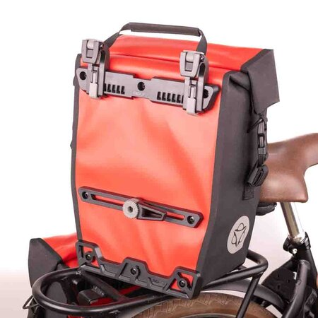 AGU Enkele fietstas Shelter Clean Medium 32L Rood  CG - Set van twee tassen